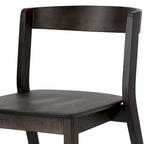 Chaise noire en bois massif avec dossier incurvé