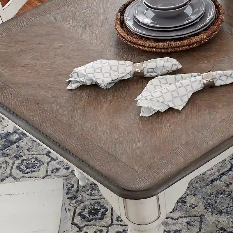 Table à manger à pieds tournés, en chêne vieilli blanc antique