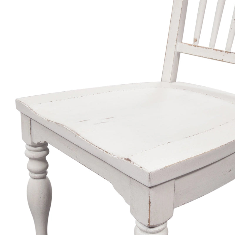 Table à manger à pieds tournés, en chêne vieilli blanc antique