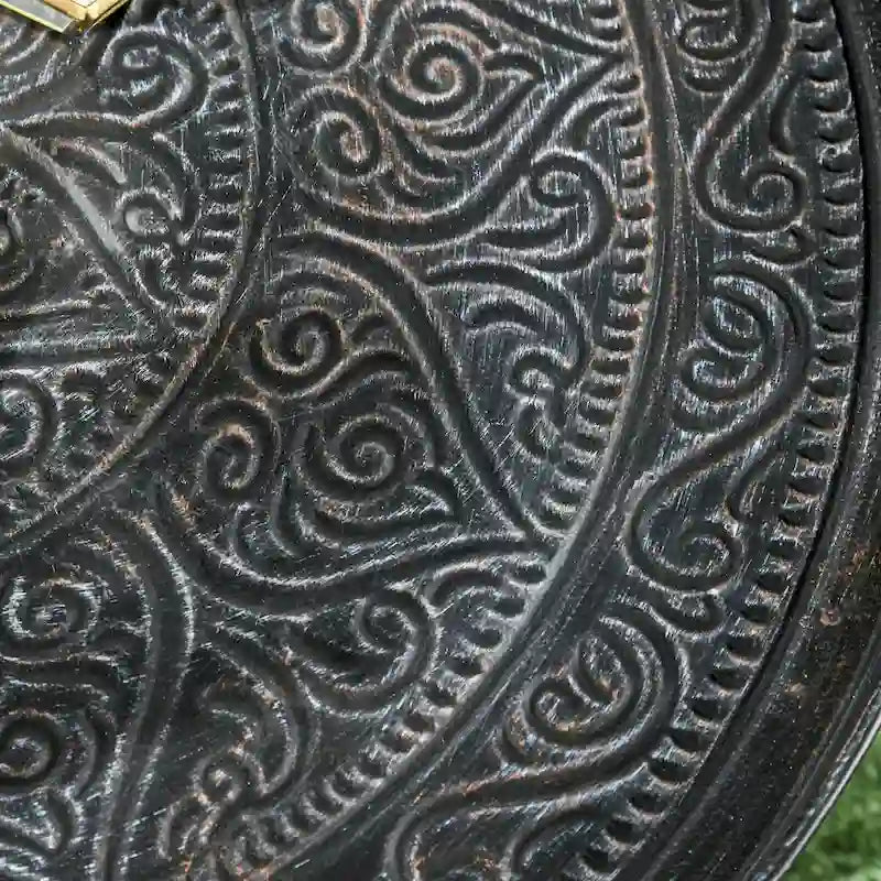 Table basse ronde de 24 po avec plateau en métal martelé, style vintage